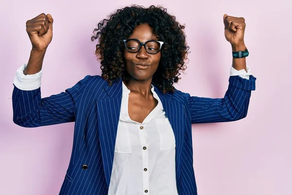 Молода Афроамериканська Жінка Одягнена Діловий Одяг Окуляри Показують Язи Рук — стокове фото