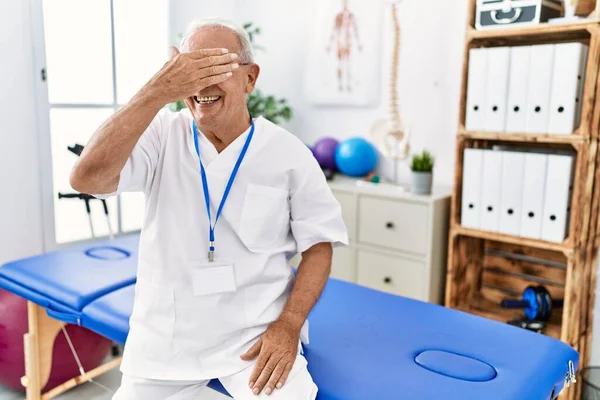 Senior Physiotherapy Man Working Pain Recovery Clinic Smiling Laughing Hand — Stockfoto