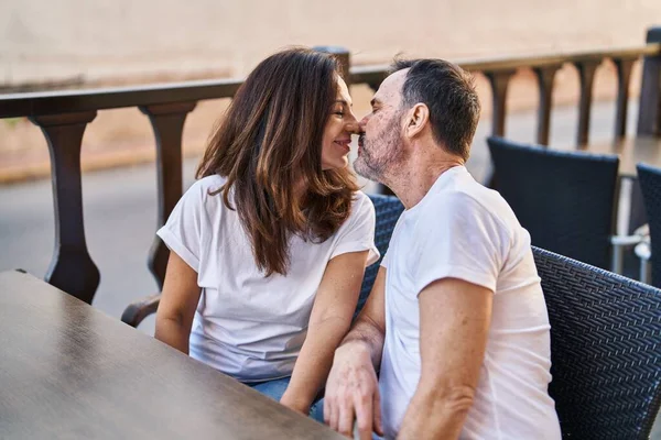Middle Age Man Woman Couple Sitting Table Kissing Coffee Shop — Stockfoto