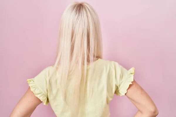 Caucasian Woman Standing Pink Background Standing Backwards Looking Away Arms — Stock fotografie