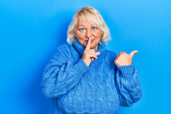 Middle Age Blonde Woman Wearing Casual Clothes Asking Quiet Finger — ストック写真