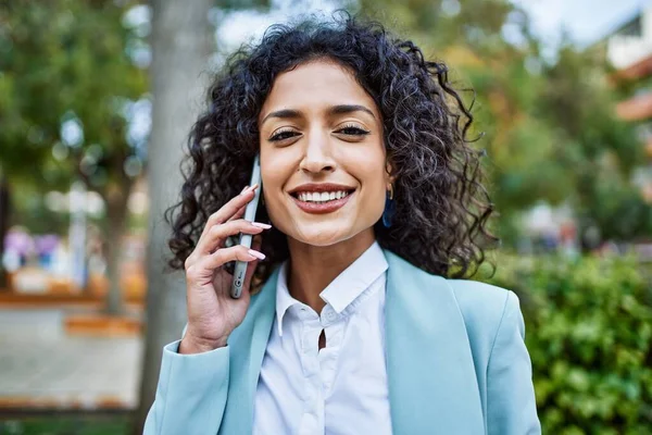 Jovem Hispânica Mulher Negócios Vestindo Olhar Profissional Sorrindo Confiante Para — Fotografia de Stock