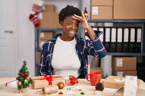 African American Woman Working Small Business Doing Christmas Decoration Very — 스톡 사진