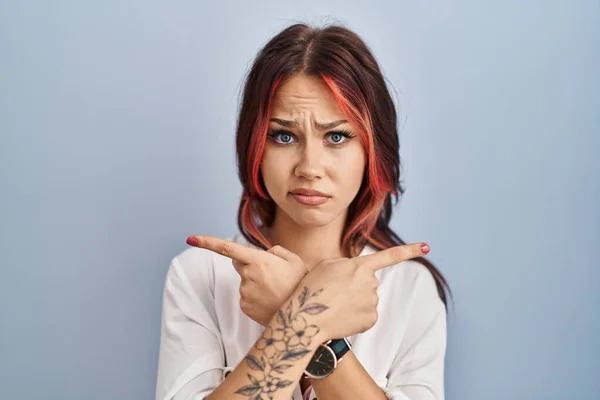 Young Caucasian Woman Wearing Casual White Shirt Isolated Background Pointing — Stockfoto