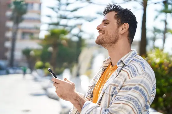 Jovem Hispânico Sorrindo Confiante Usando Smartphone Parque — Fotografia de Stock