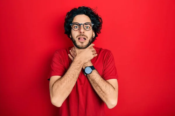 Een Knappe Spaanse Man Met Een Casual Shirt Een Bril — Stockfoto