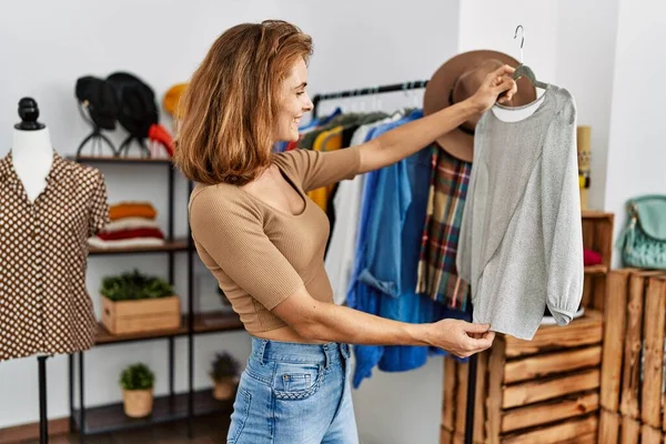 Jovem Mulher Cliente Caucasiano Sorrindo Feliz Segurando Cabide Com Roupas — Fotografia de Stock