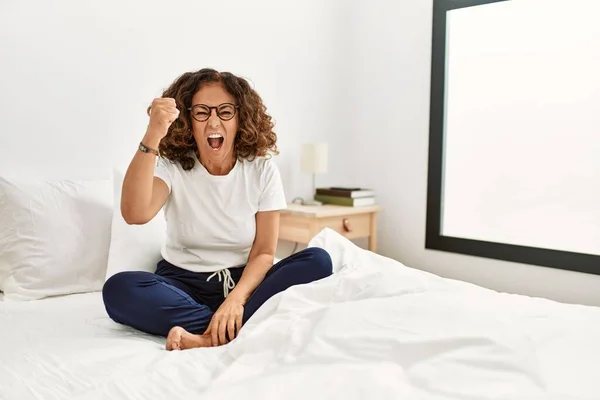 Middle Age Hispanic Woman Sitting Bed Home Angry Mad Raising — Stock Fotó