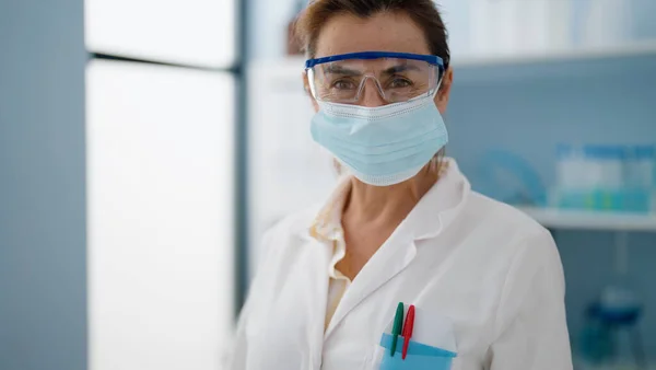연구소에서 과학자 의료용 마스크를 착용하고 중년의 지중해 — 스톡 사진