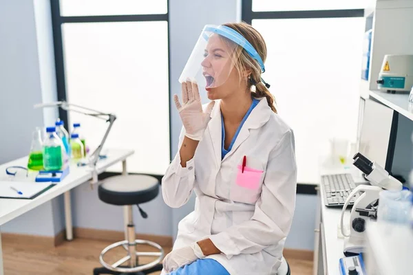 Young Blonde Woman Working Scientist Laboratory Wearing Face Mask Clueless — Stockfoto