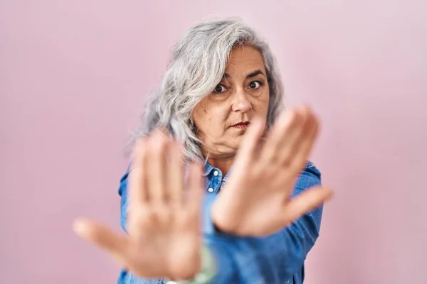 Middle Age Woman Grey Hair Standing Pink Background Rejection Expression — Fotografia de Stock
