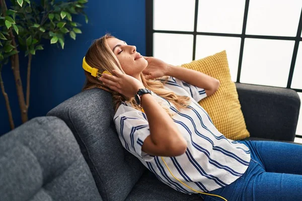 Jeune Femme Blonde Écoutant Musique Détendue Sur Canapé Maison — Photo