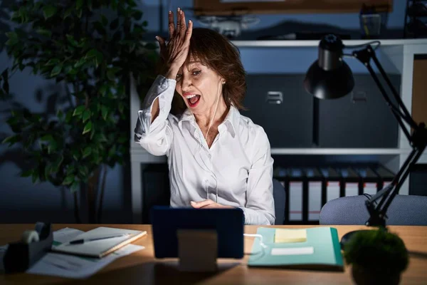 Mujer Mediana Edad Que Trabaja Oficina Por Noche Sorprendida Con —  Fotos de Stock
