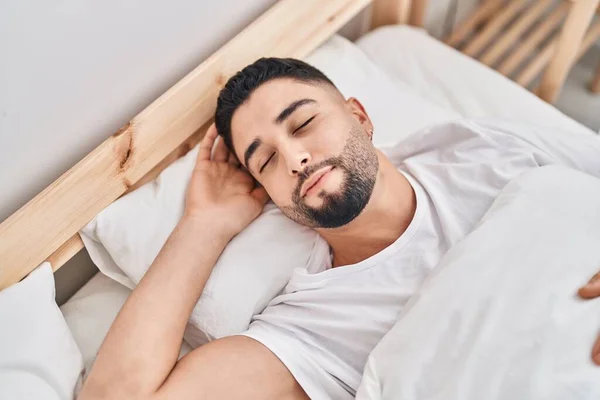 Fiatal Arab Férfi Fekszik Ágyon Alszik Hálószobában — Stock Fotó