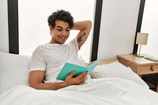 Genç Spanyol Adam Kitap Okuyor Yatak Odasında Yatakta Oturuyor — Stok fotoğraf