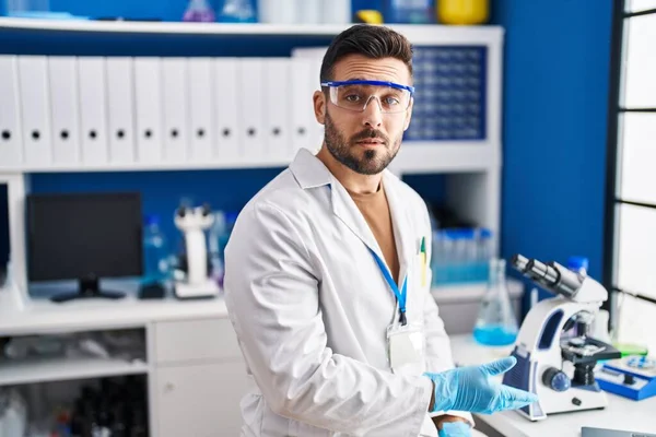 Ung Latinamerikan Man Bär Vetenskapsman Uniform Med Allvarliga Uttryck Laboratoriet — Stockfoto