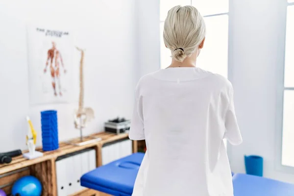 Young Caucasian Woman Working Pain Recovery Clinic Standing Backwards Looking — Fotografia de Stock