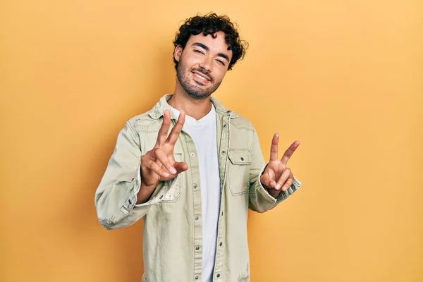 Jonge Spaanse Man Casual Kleren Glimlachend Naar Camera Kijkend Met — Stockfoto