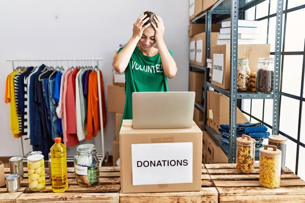 Mujer Rubia Joven Vistiendo Camiseta Voluntaria Donaciones Pie Sufriendo Dolor — Foto de Stock