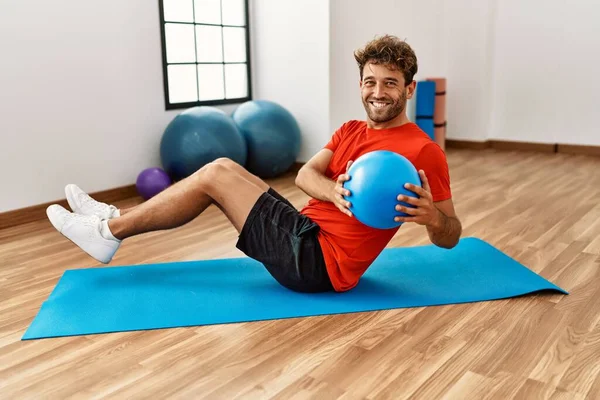 Giovane Uomo Ispanico Sorridente Allenamento Fiducioso Abs Utilizzando Palla Forma — Foto Stock