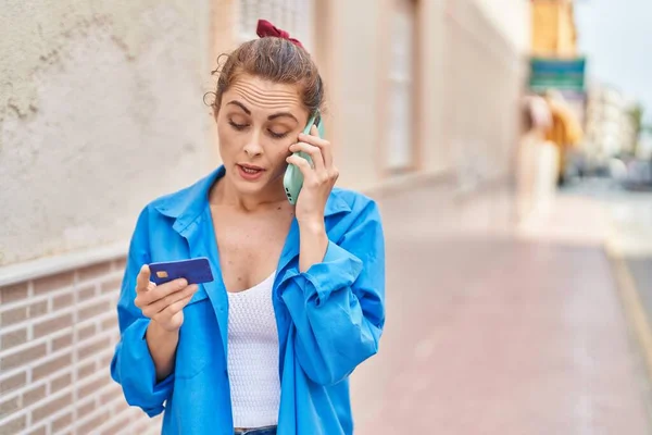 Young Woman Talking Smartphone Holding Credit Card Street — Foto Stock