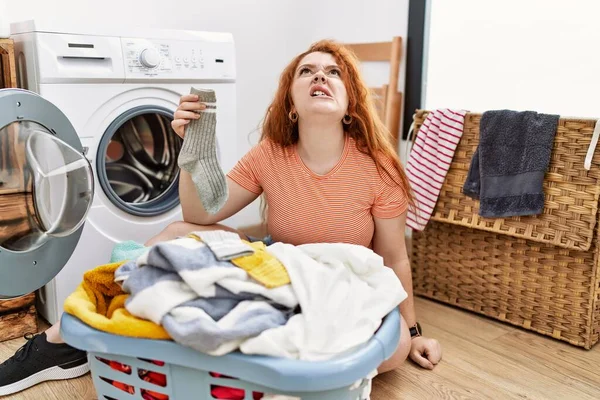 Ung Rödhårig Kvinna Som Lägger Smutstvätt Tvättmaskinen Arg Och Galen — Stockfoto