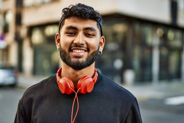 Sokakta Kulaklık Takmış Kendinden Emin Gülümseyen Genç Bir Arap — Stok fotoğraf