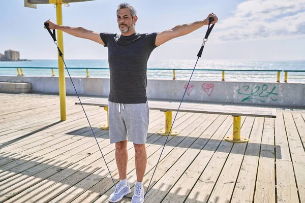 Medelåldern Latinamerikansk Man Bär Sportkläder Med Elastiskt Band Vid Havet — Stockfoto