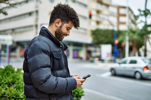 Hombre Árabe Joven Usando Teléfono Inteligente Aire Libre Ciudad —  Fotos de Stock