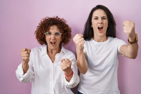 Hispanic Mother Daughter Wearing Casual White Shirt Pink Background Angry — Stockfoto