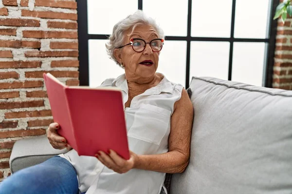 Oudere Grijsharige Vrouw Die Thuis Bank Zit Lezen — Stockfoto