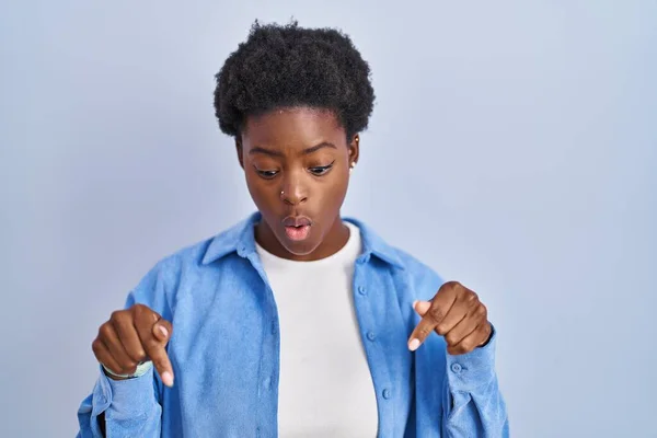 African American Woman Standing Blue Background Pointing Fingers Showing Advertisement — Foto Stock