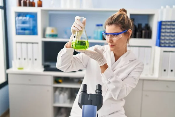 Giovane Donna Bionda Con Uniforme Scienziato Cerca Liquido Provetta Laboratorio — Foto Stock