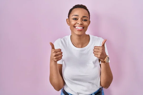 Красивая Африканская Американка Стоит Розовом Фоне Знак Успеха Делает Позитивный — стоковое фото