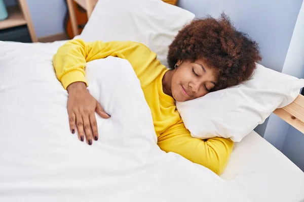 Africano Americano Mulher Deitada Cama Dormindo Quarto — Fotografia de Stock