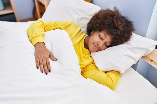 Afroamerikanerin Liegt Auf Bett Und Schläft Schlafzimmer — Stockfoto