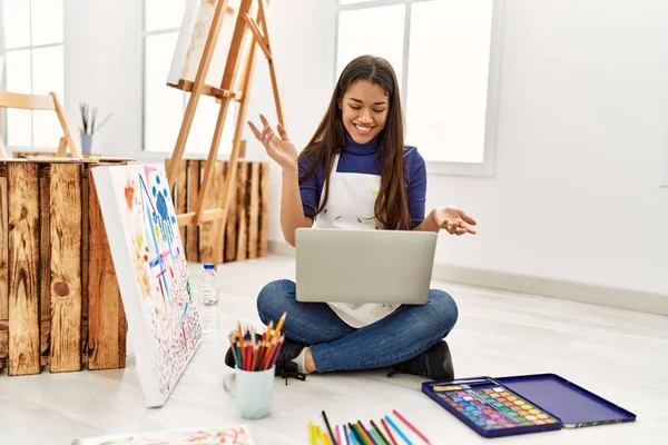 Joven Latina Con Videollamada Sentada Piso Del Estudio Arte — Foto de Stock