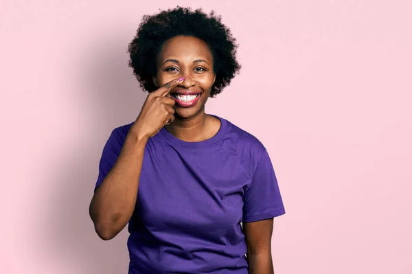 African American Woman Afro Hair Wearing Casual Purple Shirt Pointing — Stock Fotó