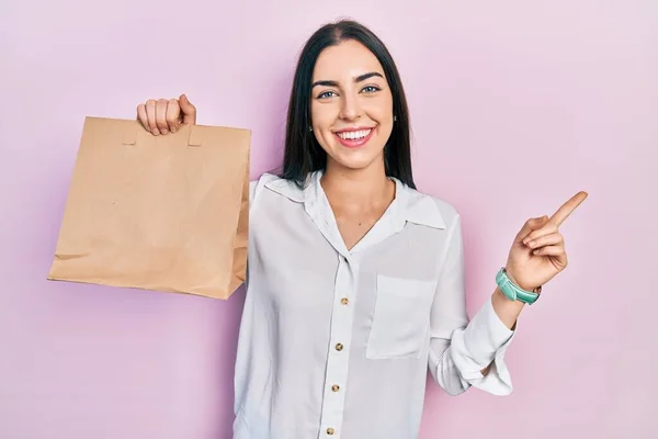 Beautiful Woman Blue Eyes Holding Take Away Paper Bag Smiling — Stockfoto