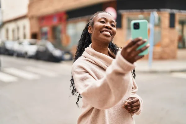 Afroamerykanka Uśmiecha Się Pewnie Mając Wideo Rozmowy Ulicy — Zdjęcie stockowe