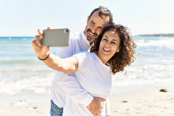 Middelbare Leeftijd Hispanic Paar Glimlachen Gelukkig Knuffelen Maken Selfie Door — Stockfoto