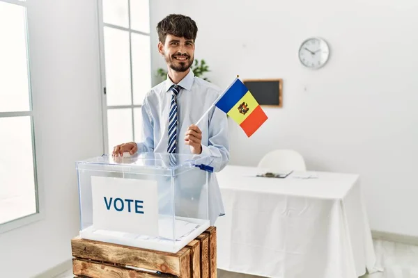 Mladý Hispánský Volič Držící Moldavskou Vlajku Volební Koleji — Stock fotografie