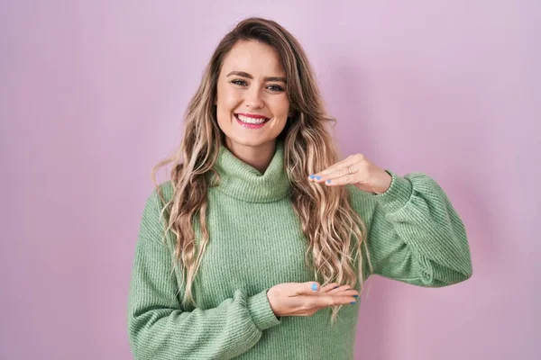 Young Caucasian Woman Standing Pink Background Gesturing Hands Showing Big — Stockfoto
