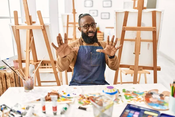 Sanat Stüdyosundaki Afrikalı Amerikalı Sanatçı Korku Ifadesinden Korkuyor Dehşete Düşüyor — Stok fotoğraf