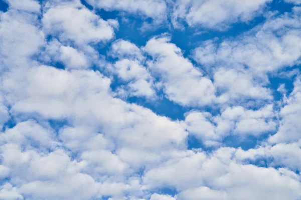 晴れた日には雲が立ち並ぶ美しい青空 — ストック写真