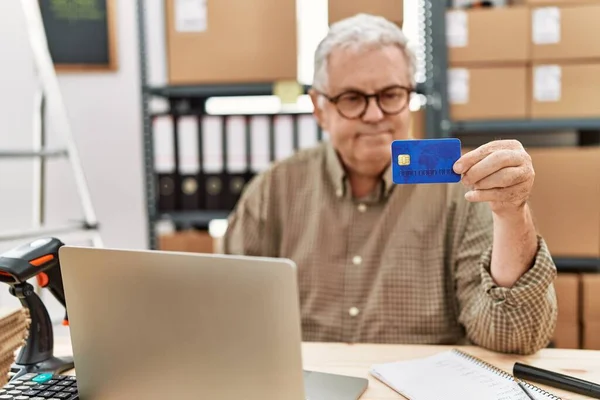 Μεσήλικας Γκριζομάλλης Που Χρησιμοποιεί Φορητό Υπολογιστή Και Κρατά Πιστωτική Κάρτα — Φωτογραφία Αρχείου