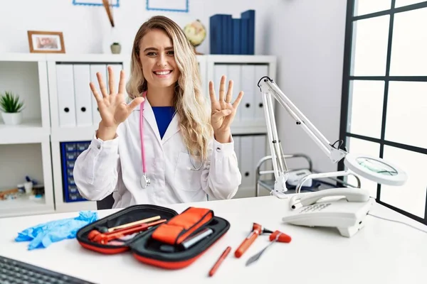 Young Beautiful Doctor Woman Reflex Hammer Medical Instruments Showing Pointing — Stock Photo, Image