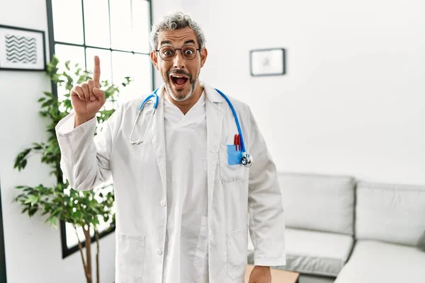 Homem Hispânico Meia Idade Vestindo Uniforme Médico Estetoscópio Sala Espera — Fotografia de Stock