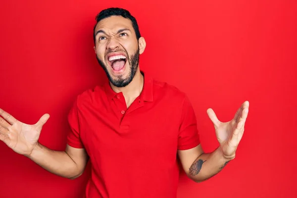 Kırmızı Tişörtlü Spanyol Sakallı Adam Deli Gibi Bağırıyor Agresif Bir — Stok fotoğraf