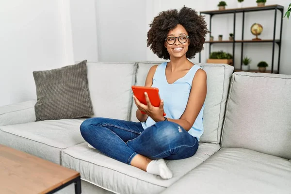 Νεαρή Αφροαμερικανή Γυναίκα Χαμογελά Αυτοπεποίθηση Χρησιμοποιώντας Touchpad Στο Σπίτι — Φωτογραφία Αρχείου